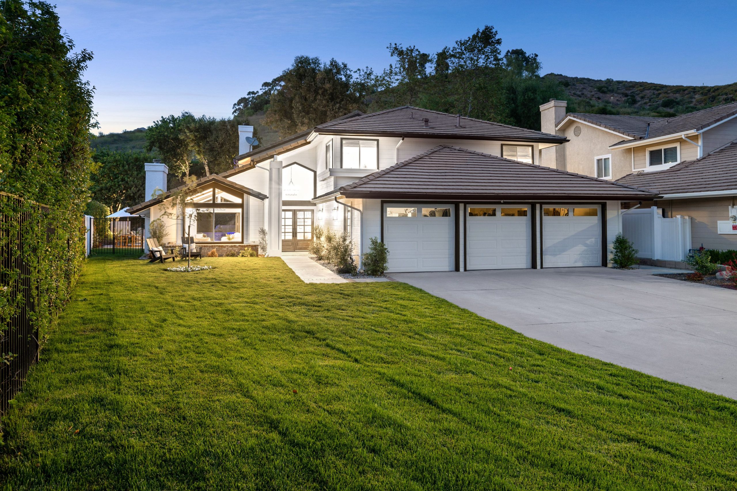Florida home with green lawn representing well pump repair Brooksville services